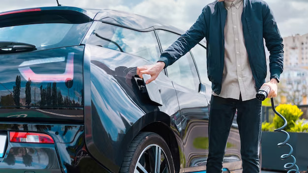 Cara merawat baterai mobil listrik (Photo: Freepik)