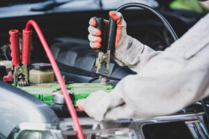 Perbandingan mobil listrik dan bensin dari segi biaya perawatan (Photo: Freepik)