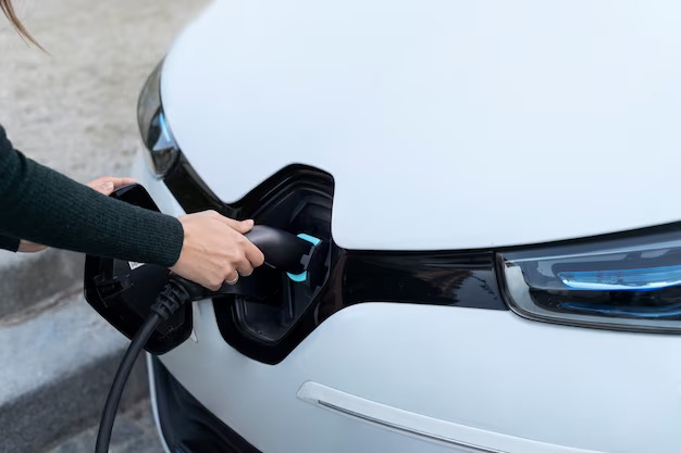 Perbandingan mobil listrik dan bensin (Photo: Freepik)